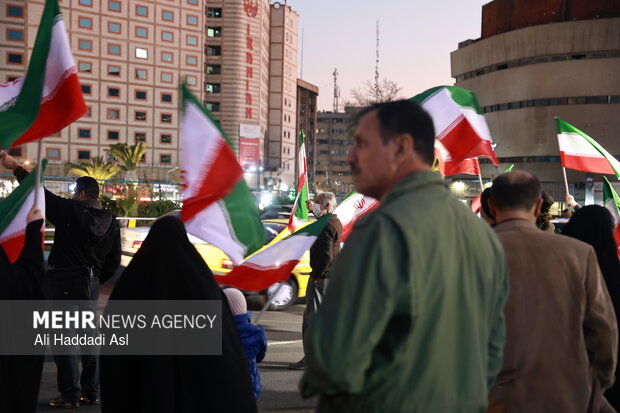 Tehraners at Valiasr Sq. denounce rioters