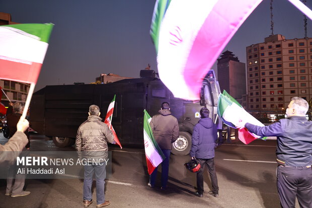 Tehraners at Valiasr Sq. denounce rioters