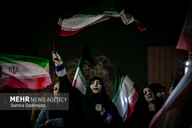 تجمع مردمی در محکومیت اغتشاشات تروریستی در میدان صادقیه