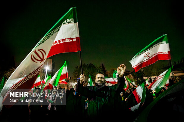 تجمع مردمی در محکومیت اغتشاشات تروریستی در میدان صادقیه