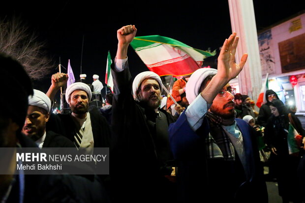 راهپیمایی شبانه مردم قم علیه اقدامات تروریستی