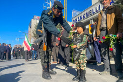 Şehr-i Kürd halkı polislere çiçek vererek teşekkür etti