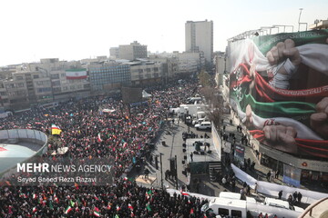 Tahran'da halk sokaklarda; İsrail ve ABD'ye karşı ölüm sloganları