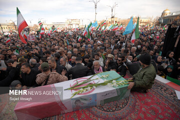 پیکر زوج شهید در آغوش مردم ولایت‌مدار همدان به خاک سپرده شدند