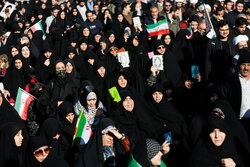 حضور مردم قم با قرآن در راهپیمایی علیه اغتشاش گران