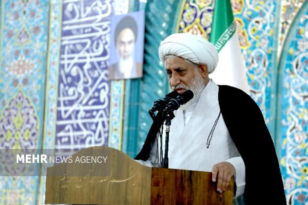 امام جمعه میناب: کارگر و معلم محور تولید و آینده کشور هستند