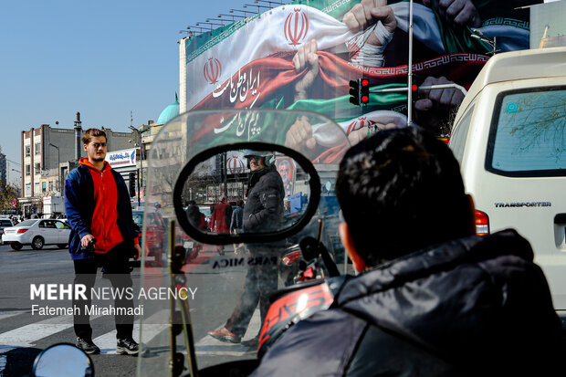 رونمایی از طرح جدید دیوار نگاره میدان انقلاب
