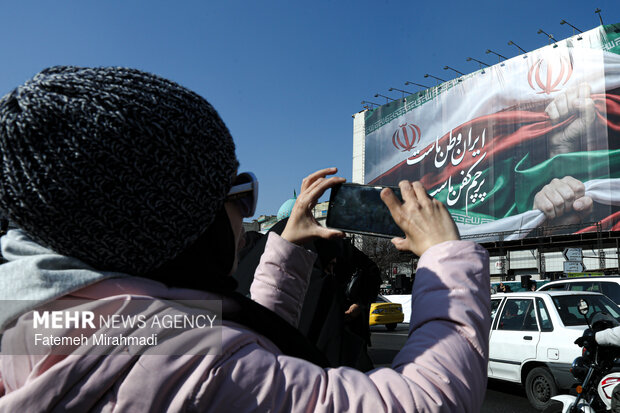 رونمایی از طرح جدید دیوار نگاره میدان انقلاب