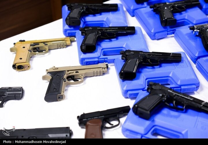 قوات حرس الحدود تضبط شحنة اسلحة تضم 16 مسدسا من المهربين في ارومية