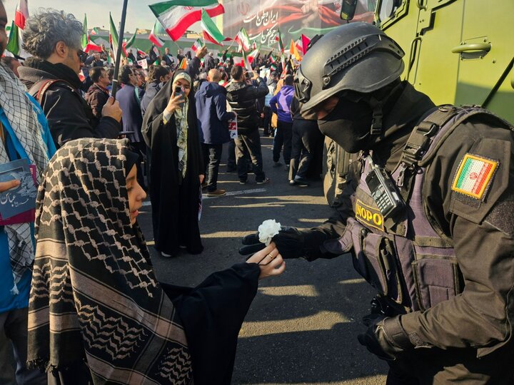تشکر متفاوت یک کودک از پلیس نوپو در حاشیه خروش انقلابی مردم تهران علیه اغتشاشگران