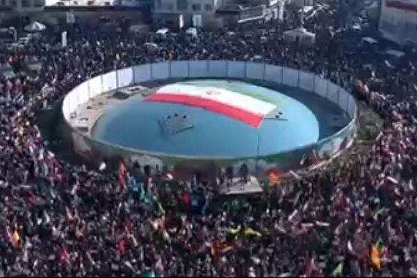 İnkılap Meydanı kalabalıkla taştı