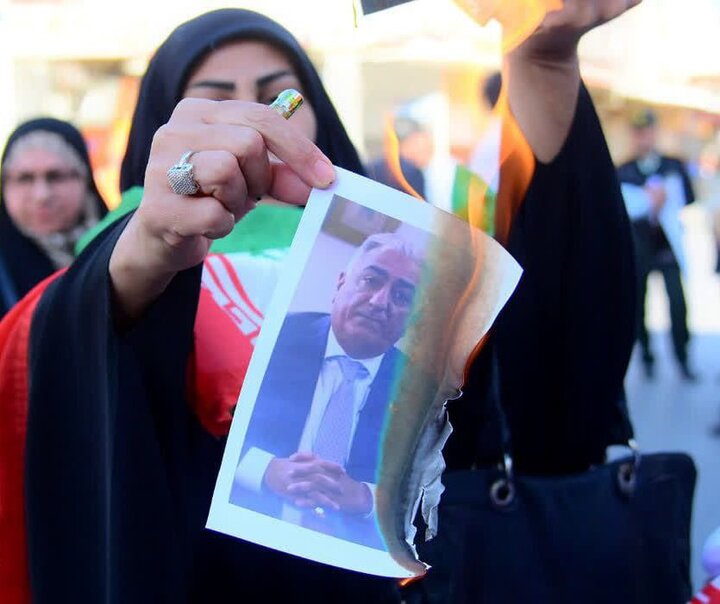 Tahran'daki mitingde Reza Pehlevi'nin fotoğrafı ateşe verildi