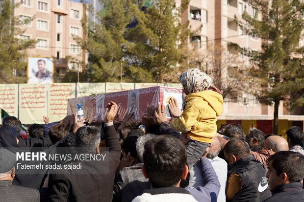 خروش مردم کرمان علیه اغتشاشگران با تشییع شهید امنیت