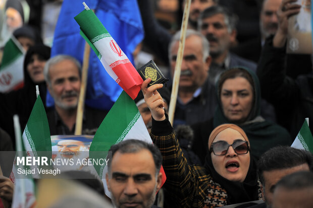 تجمع «همبستگی ملی» و تشییع شهدای امنیت در همدان