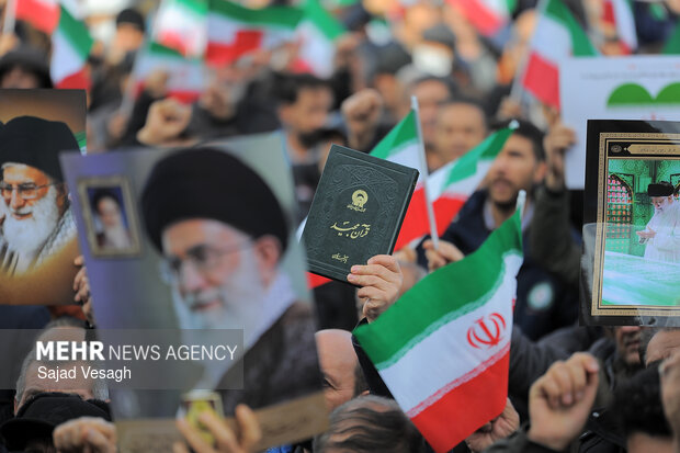 تجمع «همبستگی ملی» و تشییع شهدای امنیت در همدان