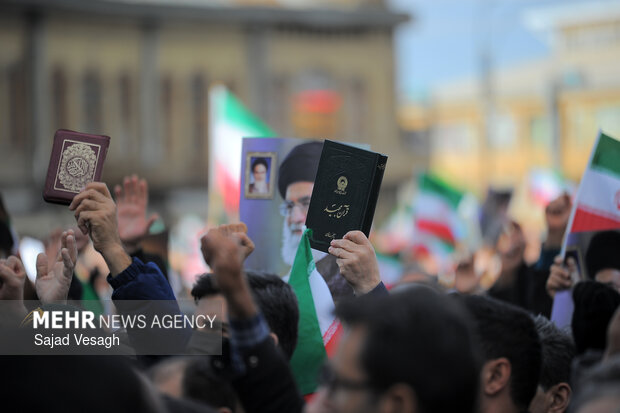 تجمع «همبستگی ملی» و تشییع شهدای امنیت در همدان