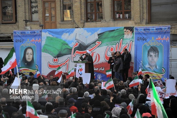 تجمع «همبستگی ملی» و تشییع شهدای امنیت در همدان