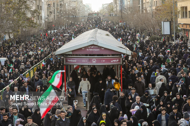 تہران سمیت ایران کے تمام شہروں میں اسلامی انقلاب کی حمایت میں شاندار عوامی ریلیاں+تصاویر، ویڈیو
