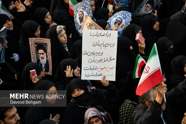 تجمع «همبستگی ملی» و تشییع شهدای امنیت در مشهد