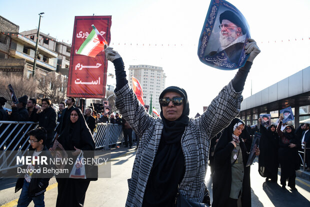 تجمع «همبستگی ملی» و تشییع شهدای امنیت در مشهد