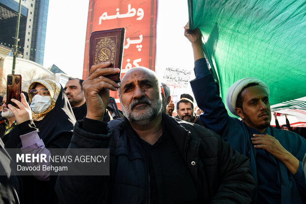 تجمع «همبستگی ملی» و تشییع شهدای امنیت در مشهد