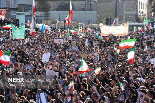 تجمع «همبستگی ملی» و تشییع شهدای امنیت در مشهد