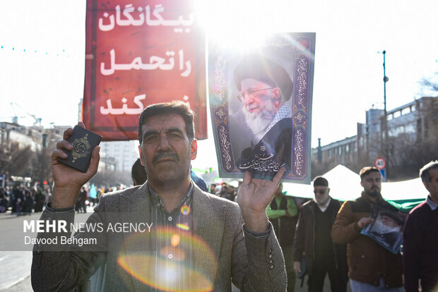 تجمع «همبستگی ملی» و تشییع شهدای امنیت در مشهد