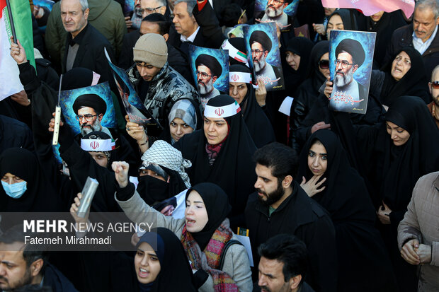 تجمع انقلابی مردم تهران در محکومیت اقدامات تروریستی اغتشاشگران