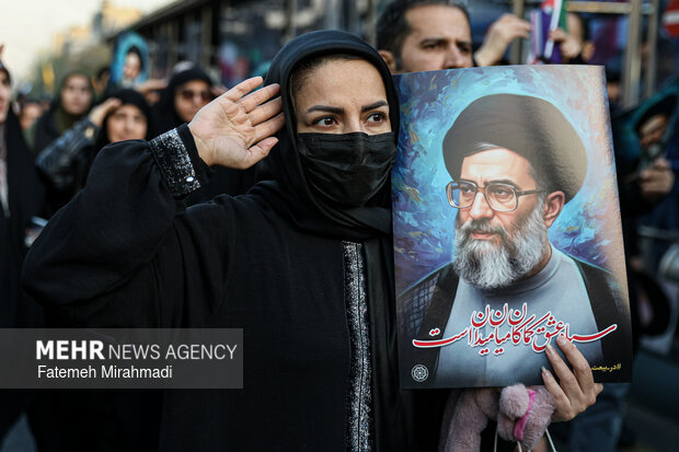 تجمع انقلابی مردم تهران در محکومیت اقدامات تروریستی اغتشاشگران