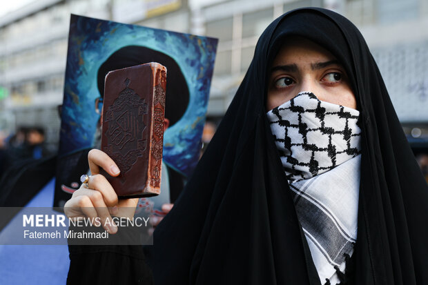 تجمع انقلابی مردم تهران در محکومیت اقدامات تروریستی اغتشاشگران