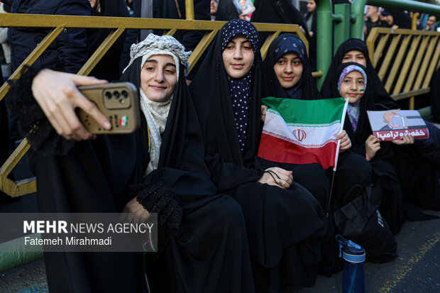 تجمع انقلابی مردم تهران در محکومیت اقدامات تروریستی اغتشاشگران