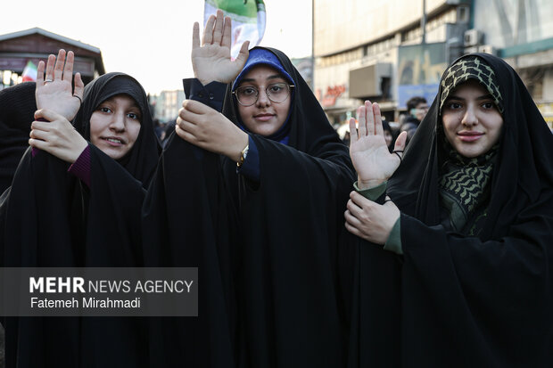 تجمع انقلابی مردم تهران در محکومیت اقدامات تروریستی اغتشاشگران