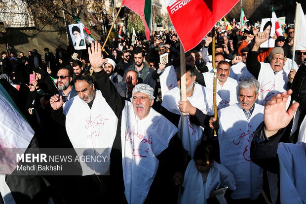 راهپیمایی دشمن شکن مردم انقلابی قم آغاز شد راهپیمایی دشمن شکن مردم انقلابی قم آغاز شد