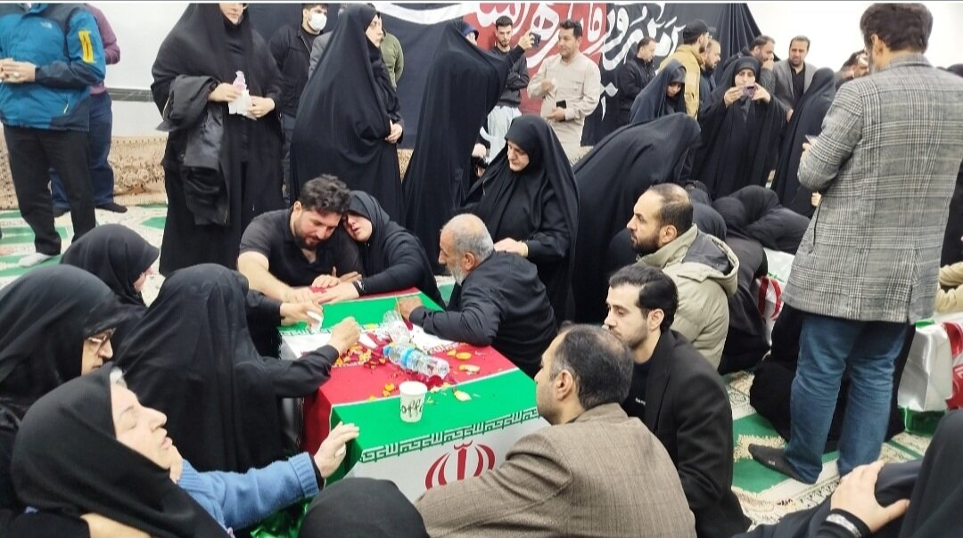 وداع خانواده های شهدای امنیت با فرزندان خود در رشت وداع خانواده های شهدای امنیت با فرزندان خود در رشت