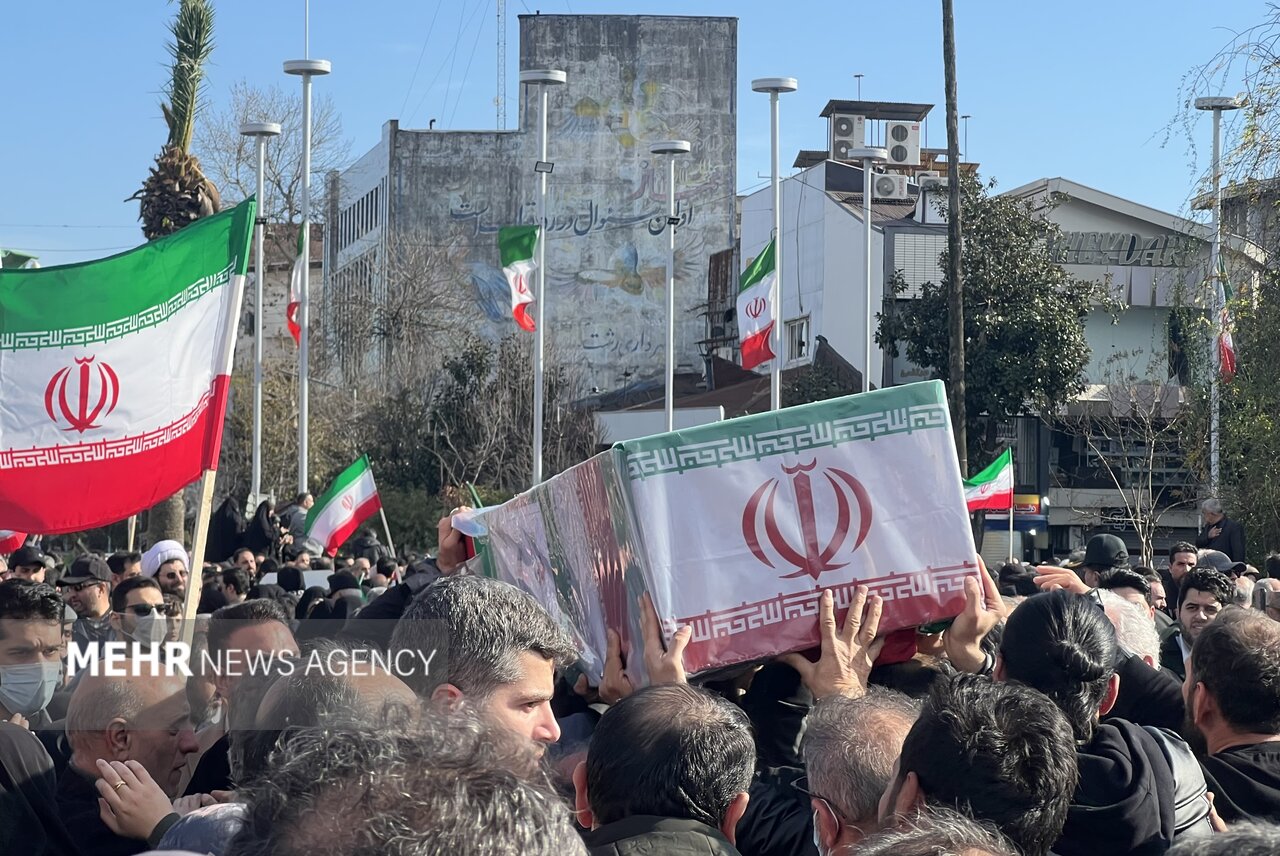 آیین وداع خانواده های ۷ شهید امنیت با پیکر فرزندانشان در رشت