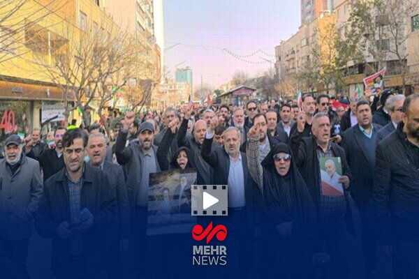 شعرخوانی حسین رسولی در اجتماع اتحاد ایرانیان در میدان انقلاب تهران