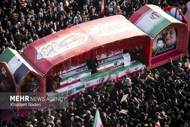 اهالي مدينة طهران يشيعون شهداء المقاومة الوطنية في الاحداث الاخيرة