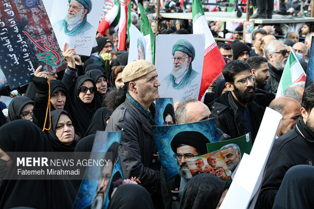Tahran'daki cenaze töreninden kareler