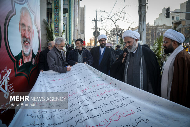 ۲۰ هزار امضا در مشهد برای محاکمه مفسدان اقتصادی و تروریستهای امنیتی ۲۰ هزار امضا در مشهد برای محاکمه مفسدان اقتصادی و تروریستهای امنیتی