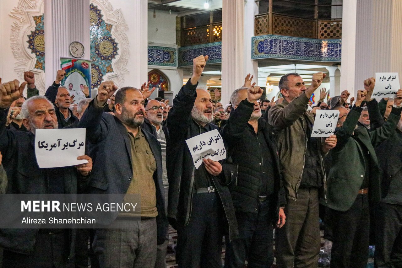 رجز خوانی «ابوذر روحی» در مراسم سوم شهید مدافع وطن برای دشمنان رجز خوانی «ابوذر روحی» در مراسم سوم شهید مدافع وطن برای دشمنان