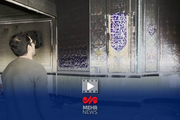 اقامه نماز در مسجدی که توسط اغتشاشگران به آتش کشیده شده بود