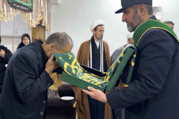 حضور خادمان حرم حضرت معصومه (س) در منزل شهید مدافع امنیت قم حضور خادمان حرم حضرت معصومه (س) در منزل شهید مدافع امنیت قم