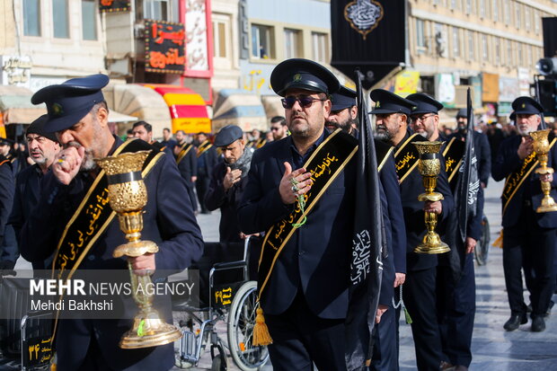 دسته عزای خادمان حرم بانوی کرامت در روز شهادت امام کاظم(ع)