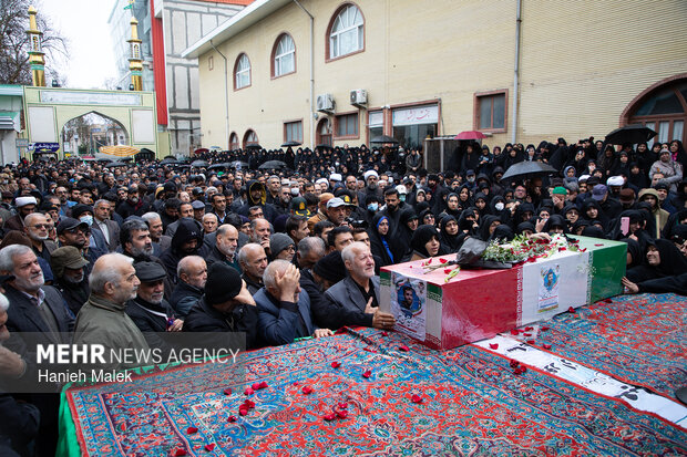 تشییع کنندگان شهید حسینی: هرچقدر شهید بدهیم ملت ما بیدارتر می شوند