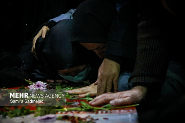 Tahran'ın ulusal direniş şehitleri toprağa verildi
