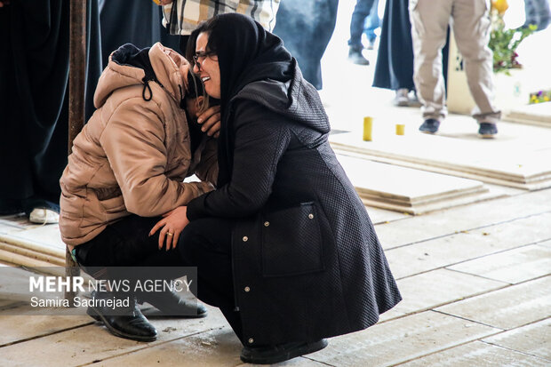 Tahran'ın ulusal direniş şehitleri toprağa verildi