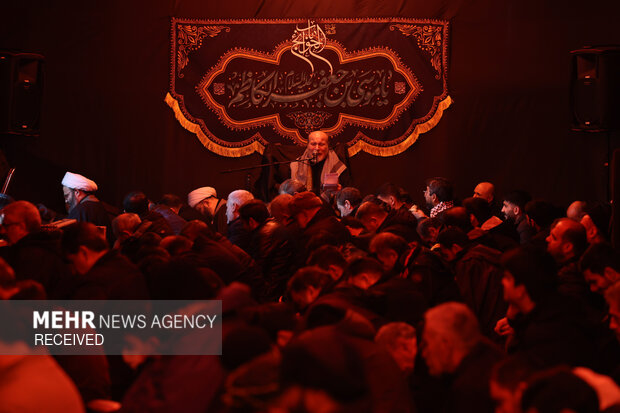 مراسم قرائت زیارت عاشورا در حسینه موج الحسین