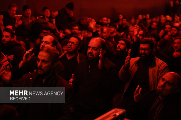 مراسم قرائت زیارت عاشورا در حسینه موج الحسین