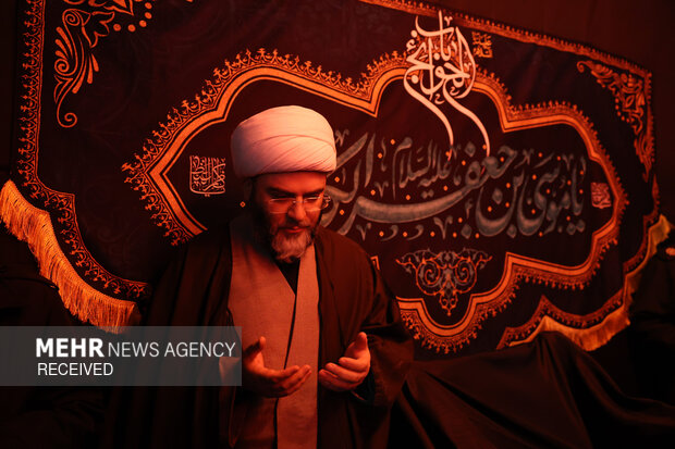 مراسم قرائت زیارت عاشورا در حسینه موج الحسین