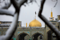 نصب کتیبه‌های عید مبعث در حرم مطهر رضوی